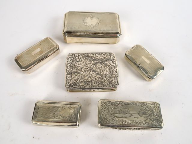 Six différentes boites ou tabatières en argent. Poids : 327 g