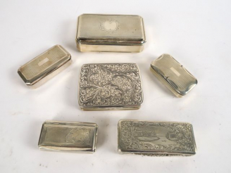 Vente aux enchères Six différentes boites ou tabatières en argent. Poids : 327 g