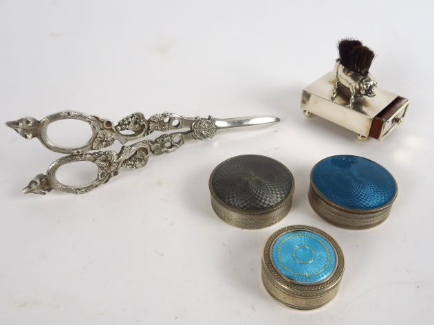 Etui à plumes en argent et bois, surmonté d'un cochon, trois boites à 