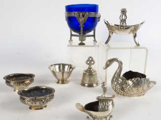 Vente aux enchères Lot comprenant un vide poche en argent étranger, un saleron en forme d