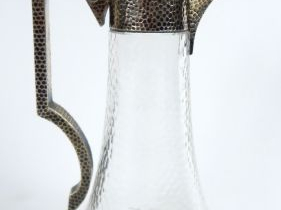 Vente aux enchères BACCARAT. Carafe en cristal taillé et argent martelé, poinçon Minerve.