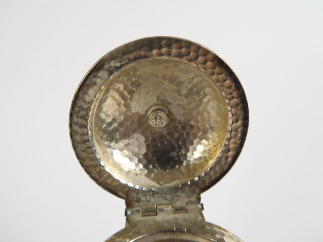 BACCARAT. Carafe en cristal taillé et argent martelé, poinçon Minerve.