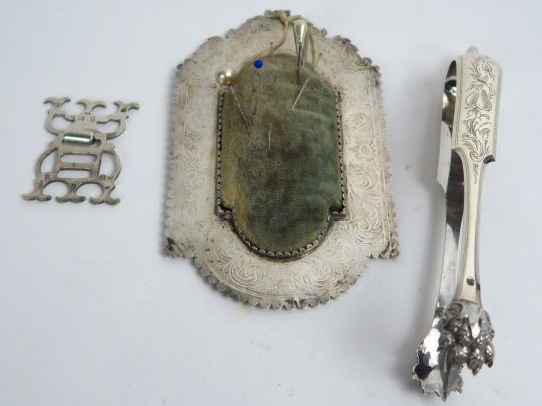 Boucle de ceinture en argent XVIIIe (24 g), porte-aiguilles en velours