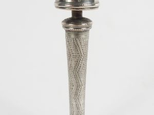 Cachet formant étui à couture en argent. Poids : 20 g