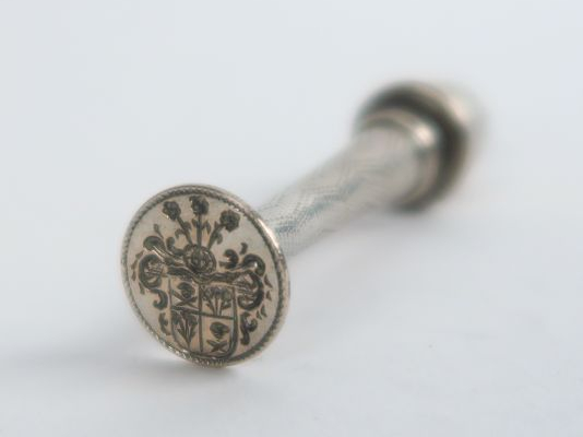 Cachet formant étui à couture en argent. Poids : 20 g
