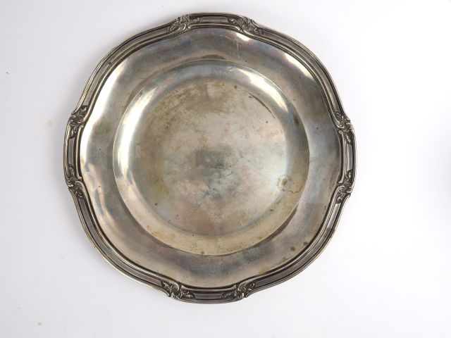 Plat rond en argent, poinçon Minerve, modèle à contour feuillagé. Poid
