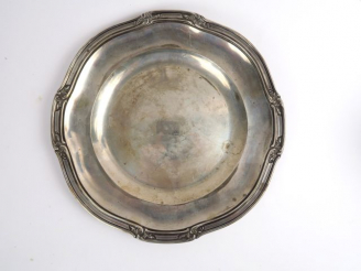 Vente aux enchères Plat rond en argent, poinçon Minerve, modèle à contour feuillagé. Poid