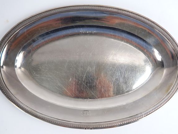 Plat ovale en argent, poinçon Minerve, à décor d'une frise de feuilles