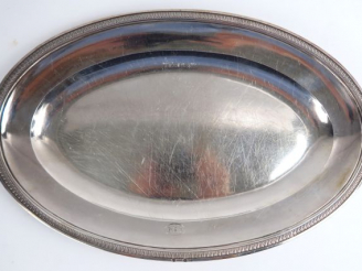 Vente aux enchères Plat ovale en argent, poinçon Minerve, à décor d'une frise de feuilles