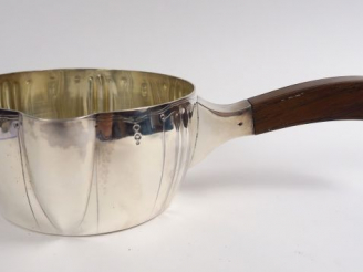 Vente aux enchères Casserole à chocolat de style Art Déco en argent, poinçon Minerve. Man