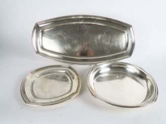 Vente aux enchères Ensemble en métal argenté de style Art Déco comprenant un grand plat à