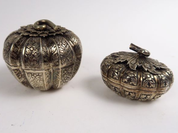 Deux boites indochinoises en forme de coloquintes en argent. Poids : 1