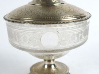Vente aux enchères Coupe couverte de style Louis XVI en argent, poinçon Minerve, et crist