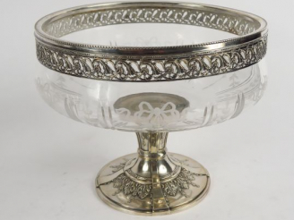 Vente aux enchères Coupe de style Louis XVI en argent, poinçon Minerve, et cristal gravé.