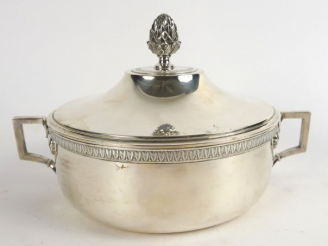 Vente aux enchères Légumier en argent, poinçon Minerve, prise en forme de pigne de pain, 