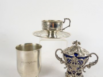 Vente aux enchères Moutardier de style Louis XV, verrine intérieure bleue, tasse et sous-