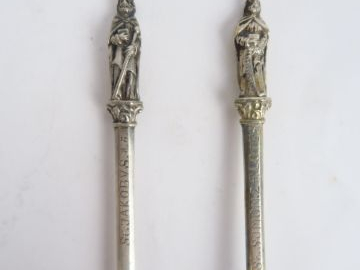 Deux cuillères en argent 'saint Jacob' et 'saint Simon'. Poids : 100 g