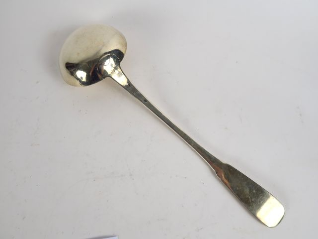 Louche en argent, poinçon Minerve. Poids : 215 g