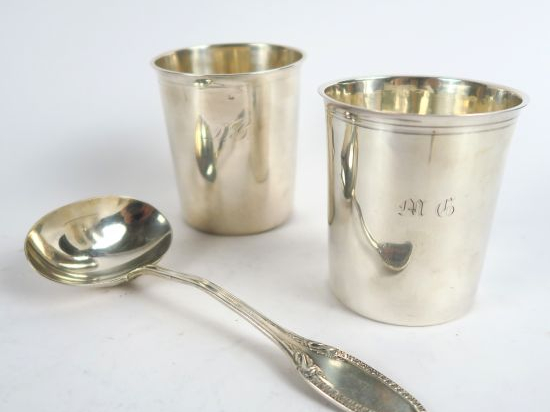 Deux différentes timbales et une cuillère à sauce de style Empire, l'e