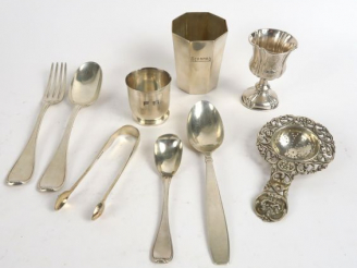 Vente aux enchères Différents couverts, timbale, coquetiers en argent poinçon Minerve, on