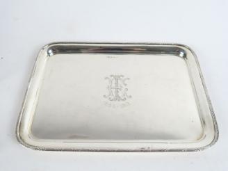 Vente aux enchères Vide poche rectangulaire en argent anglais, monogrammé et daté. Poids 