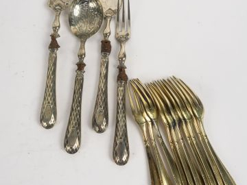 Quatre couverts à douceur en argent, poinçon Minerve, et argent fourré