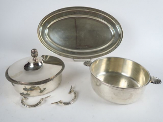 Vente aux enchères Légumier (anses accidentées), plat ovale à décor de rais de cœur, légu