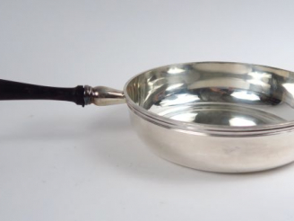 Vente aux enchères Grand poèlon en métal argenté, manche en bois noirci. Diamètre : 20 cm