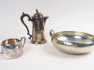 Vente aux enchères Coupelle à anses, cafetière monogrammée, base de sucrier, l'ensemble e