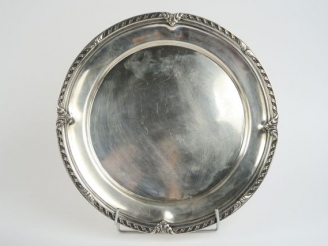 Vente aux enchères Jatte ronde de style Louis XVI en argent, travail étranger. 930 g