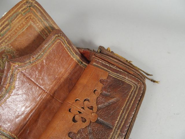 Sabretache dans le gout de l’orient en cuir brun/rouge, décor géométri
