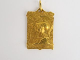 Médaille en or à décor de minerve. 10 g.