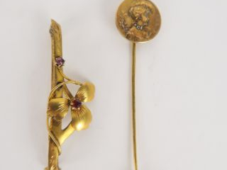 Broche en or en forme de fleur. 2,8 g, épingle de cravate avec médaill