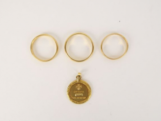Vente aux enchères 3 alliances et une médaille en or. 10 g