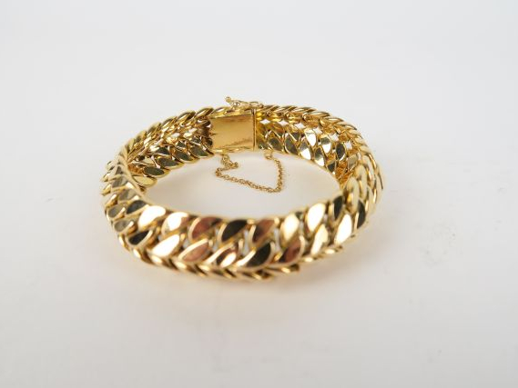 Bracelet gourmette en or maille tressée. 36 g