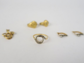 Vente aux enchères Chevalière en or. 9 g (à contrôler), broche en or en forme de serpent 