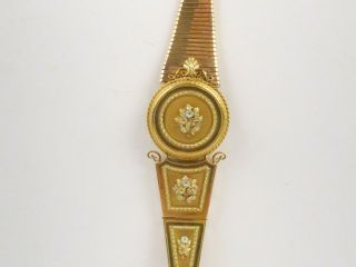 Bracelet en or, deux tons, de style Louis XVI, à décor de fleurs. 35 g