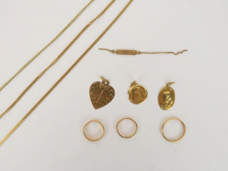 Vente aux enchères PEG5- Lot de bijoux en or comprenant : 3 médailles, 3 alliances, 3 cha