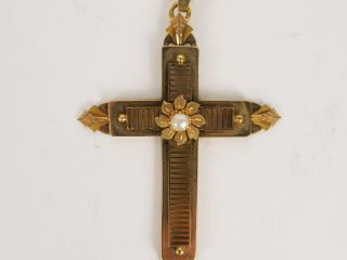 Croix en or, gravée, ajourée et ornée d'une perle 5,9 g tel