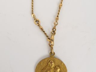 Chaine en or avec médaille religieuse en métal doré. Poids de la chain