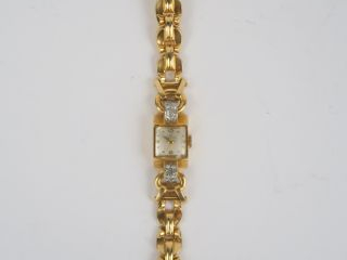 Montre 1940 Omega en or jaune, cadran entouré de brillants. Poids tel 