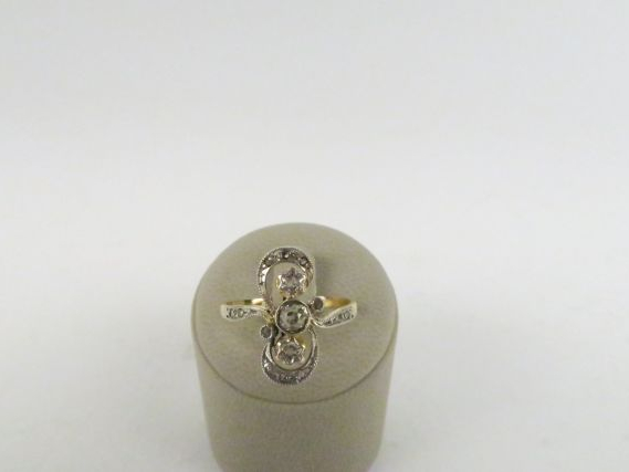 Bague 1900 or et brillants en forme de fleuron. 4 g