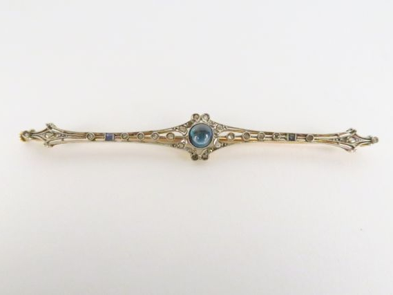 CC-Broche Napoléon III roses, saphirs calibrés et saphir cabochon cent