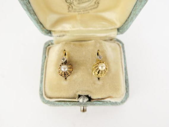 Paire de perce oreilles Napoléon III en or ajouré et perles