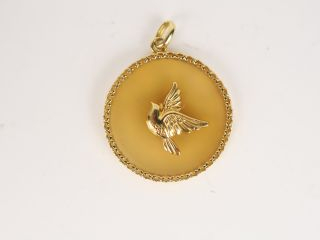 Pendentif en or et pierre dure à décor d'oiseaux. 6 g tel