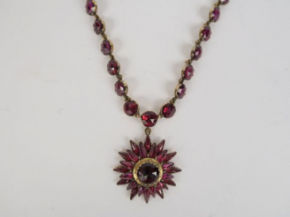 Vente aux enchères Collier or et pendentif en forme d'étoile orné de grenats. Poids tel :