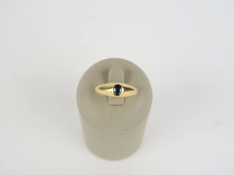Vente aux enchères Bague or et pierre de couleur. 3,7 g