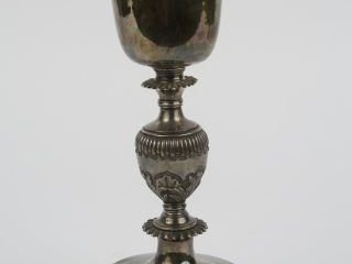 Vente aux enchères Calice en argent XVIIIème à décor de feuillages et de godrons. 355 g. 