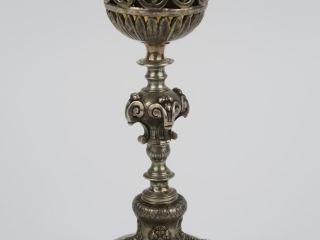 Calice XIXème en argent, décor en relief de pampres. 535 g.