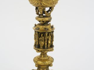 Calice XIXème en bronze de style gothique à décor en haut  relief de s